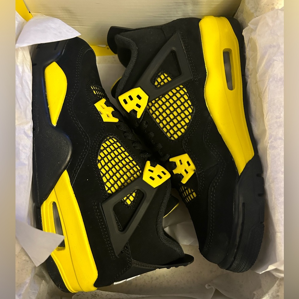 Air Jordan 4 Retro black and yellow kids 4.5 women’s 6